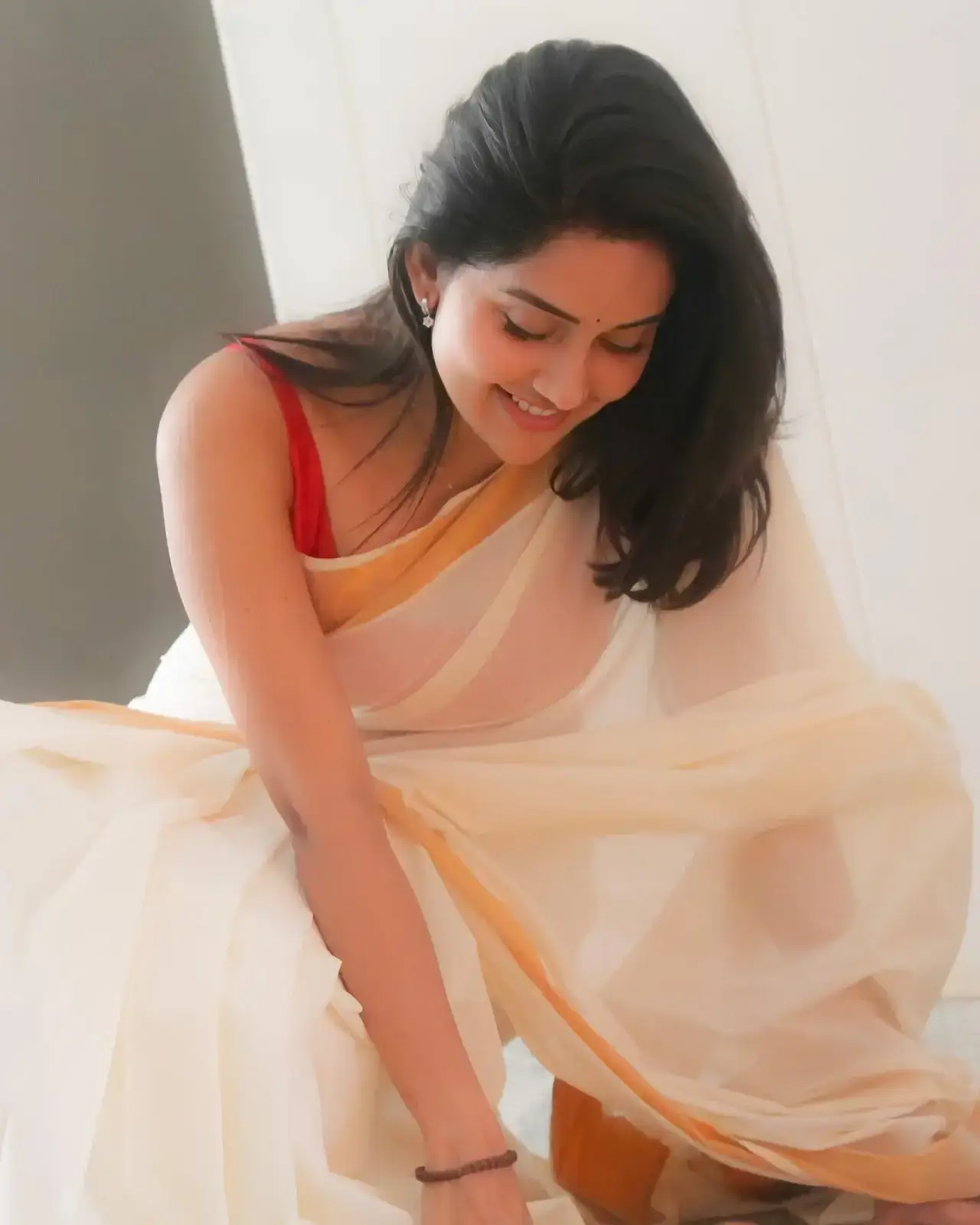 INDIAN ACTRESS MAHIMA NAMBIAR IN ONAM SPECIAL WHITE SAREE 8